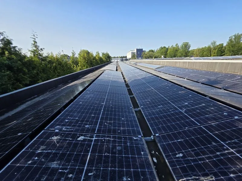 Zonnepanelen op een plat dak met zichtbare vervuiling tijdens de Scope 12 keuring in Alkmaar