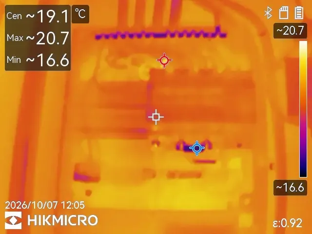 Warmtebeeld van een groepenkast onder belasting zonder afwijkende opwarming