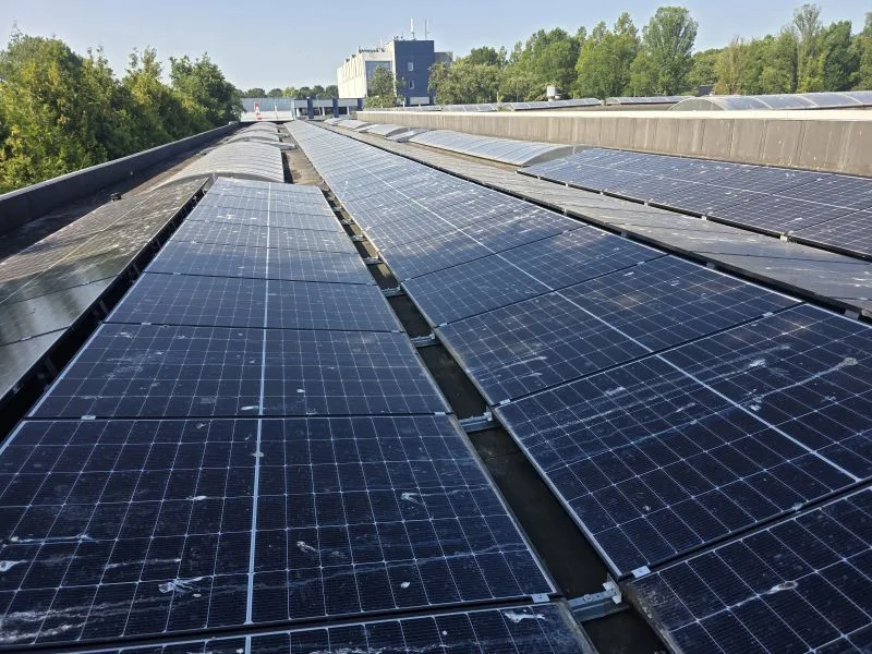Zonnestroominstallatie op bedrijfsdak in Alkmaar tijdens de SCIOS Scope 12 inspectie