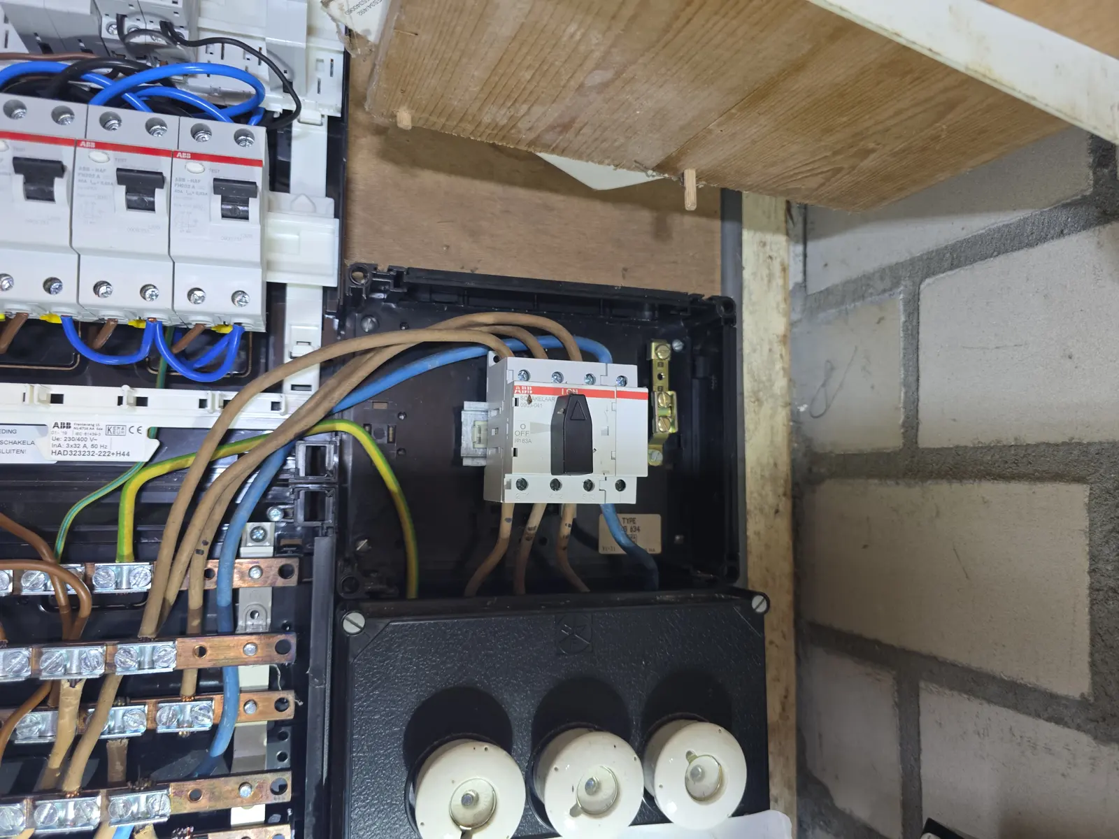 Verdeler van de algemene installatie van een appartementencomplex met de voeding van de lift
