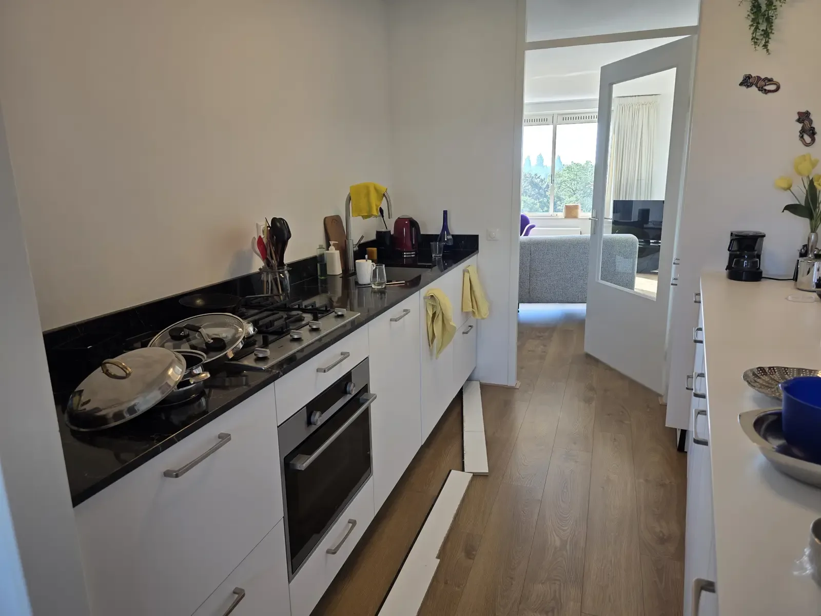 Nieuwe keuken met inbouwoven in een huurappartement in Amsterdam