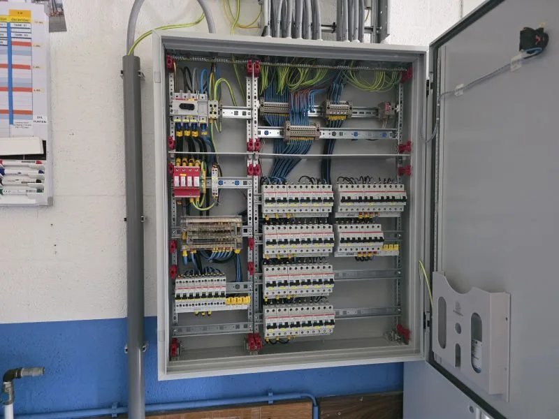 Strak opgebouwde verdeelkast aangetroffen tijdens een NEN 1010 opleverinspectie in Amsterdam
