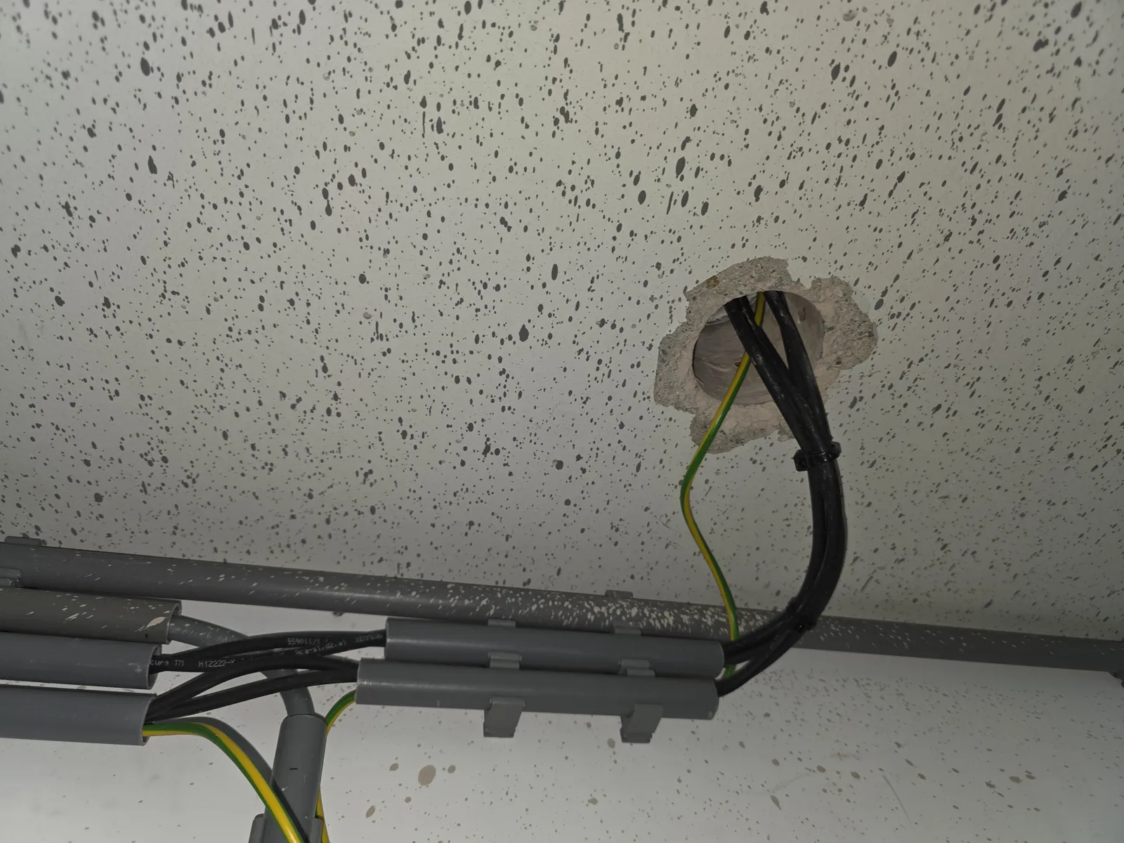 Plus- en minkabel samen door een dakdoorvoer zonder beschermbuis