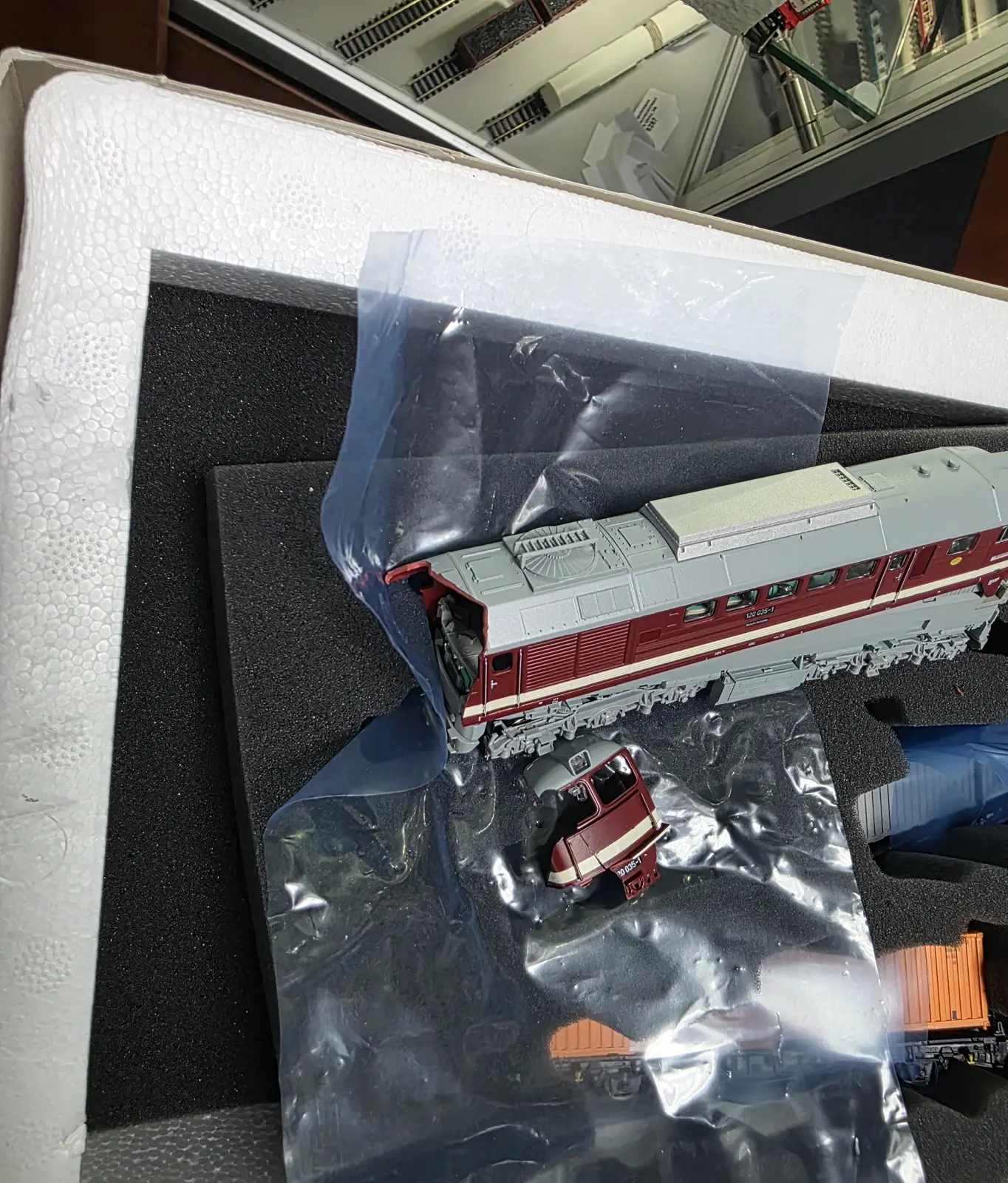 Beschadigd modeltrein-schaalmodel in de verpakking