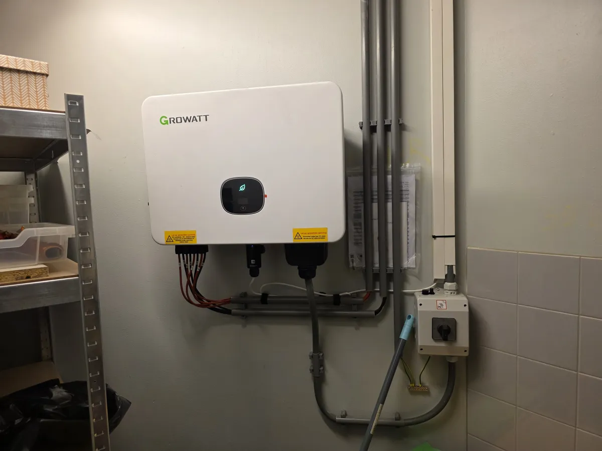 Inspectie van Growatt PV-omvormer tijdens SCIOS Scope 12 keuring