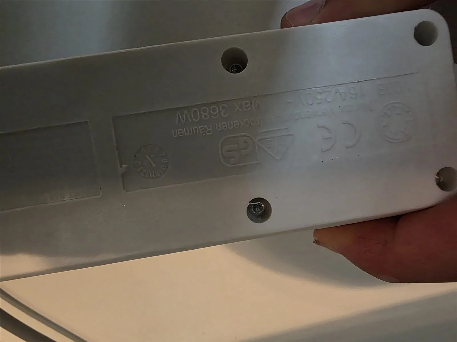 Op de stekkerdoos staat het maximum: 3.680 watt. Oven en vaatwasser samen vragen zo'n 5.800 watt