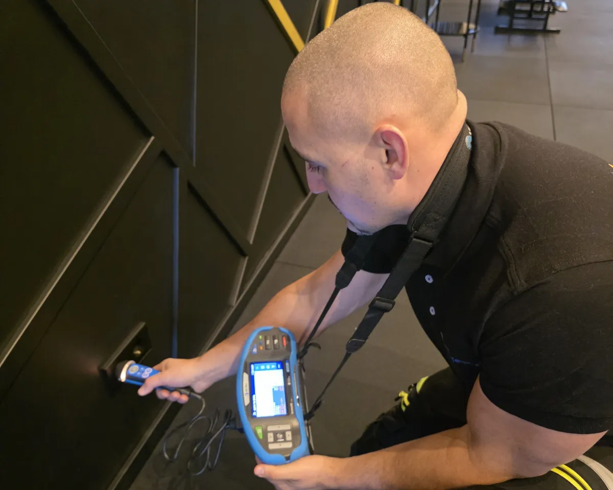 Inspectie van wandcontactdoos tijdens NEN 3140 keuring