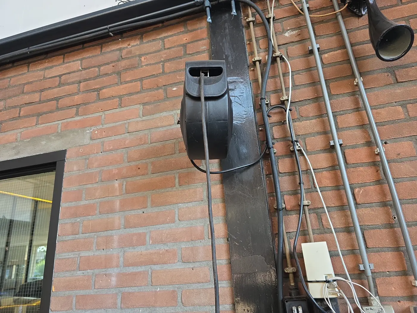 Kabelhaspel aan de muur in een werkplaats