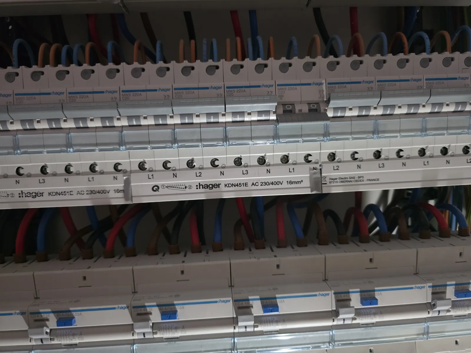 Automaten van 20 A die wandcontactdozen voeden in een nieuwe verdeler