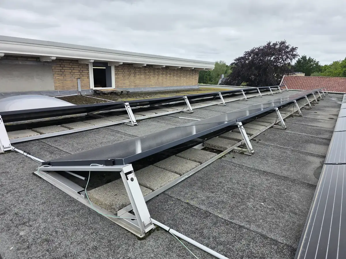 Zonnepanelen op het platte dak van een gebouw uit 1930 in Lisse