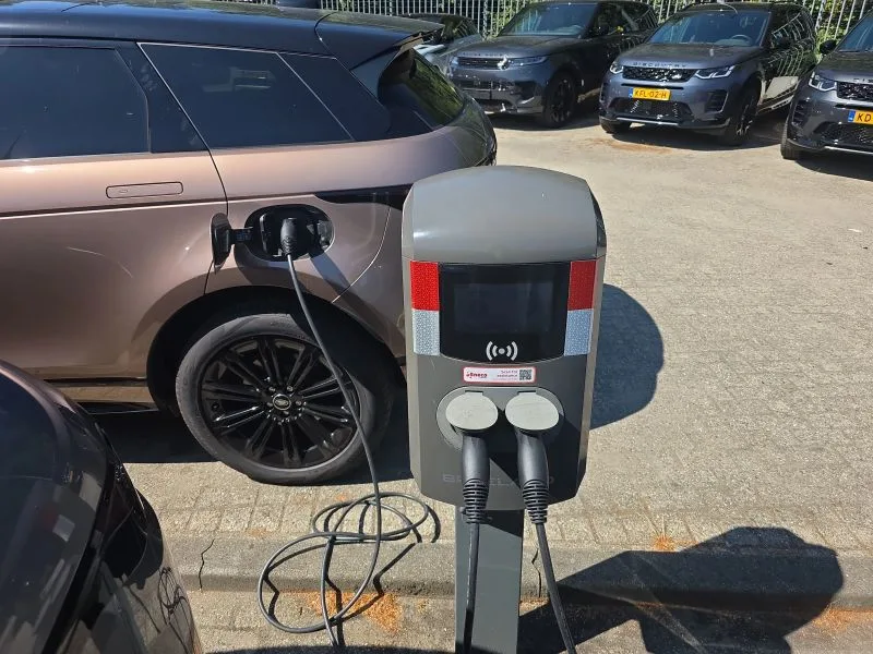 Laadpaal in gebruik op het terrein van een autobedrijf tijdens de Scope 10 keuring in Rotterdam