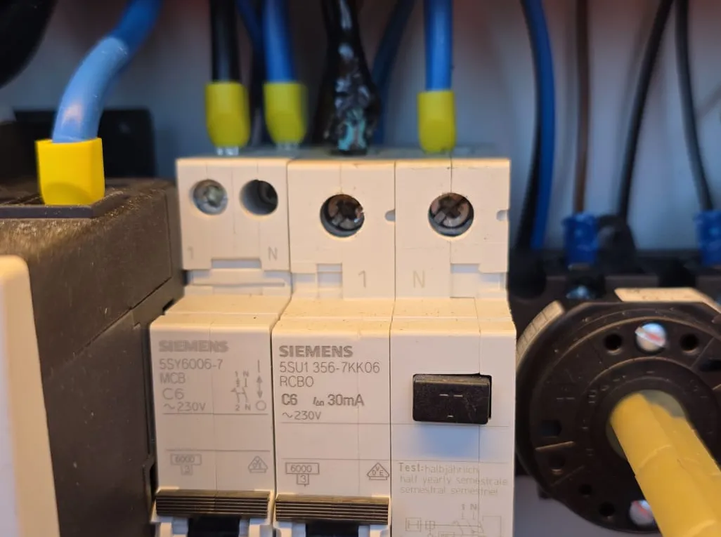 Detail van Siemens MCB en aardlekautomaat in groepenkast