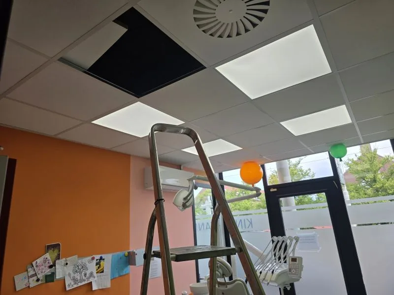 Geopend systeemplafond in een behandelkamer tijdens een Scope 10 keuring en NEN 3140 keuring bij een tandartspraktijk in Rotterdam