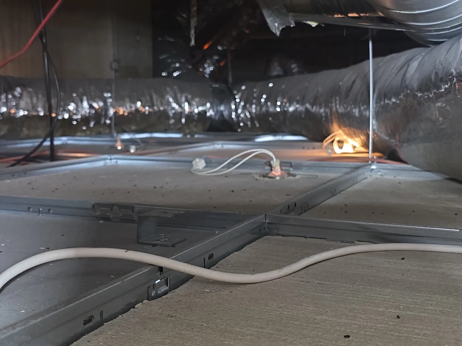 Bekabeling los op de plafondplaten van een systeemplafond