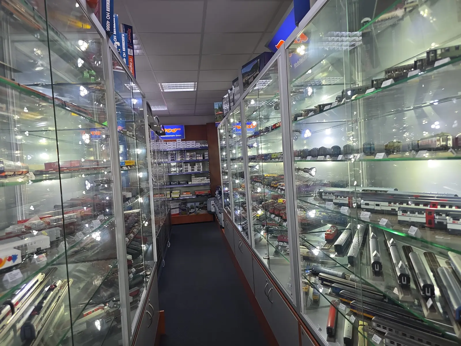 Winkel met vitrines onder een systeemplafond in Vlaardingen