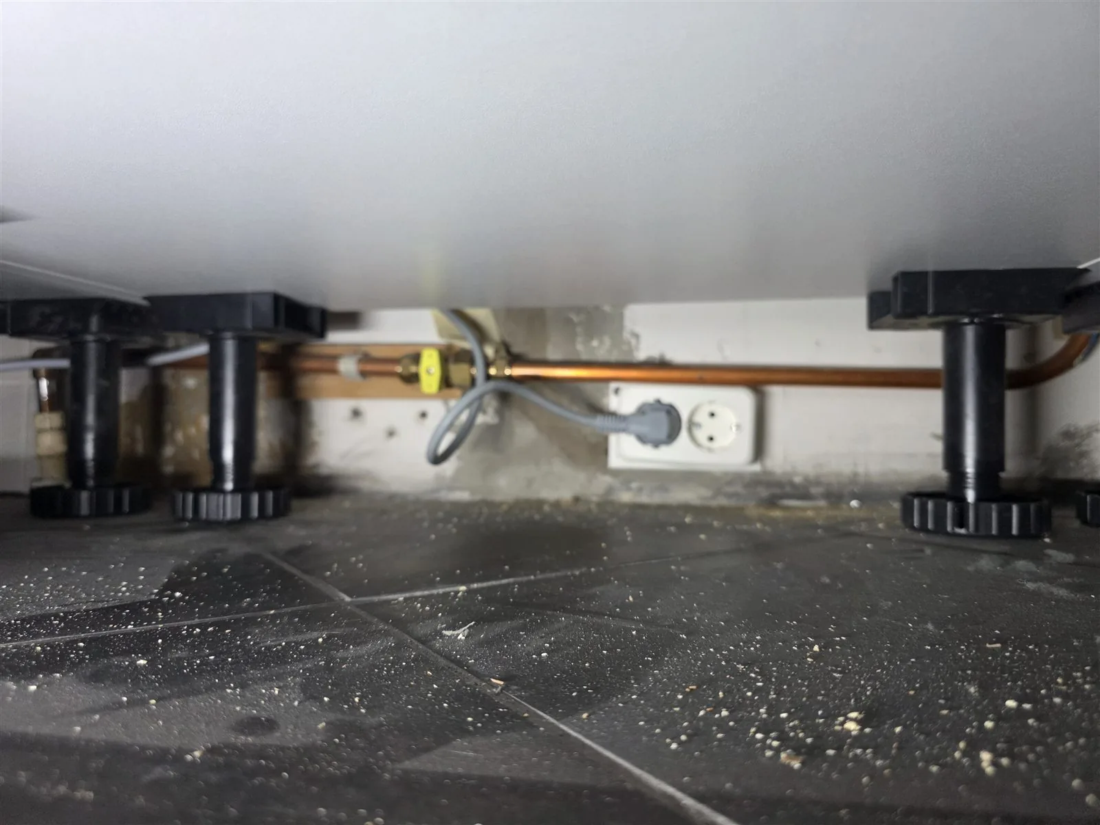 De inductiekookplaat zat met een gewone stekker in het stopcontact achter de plint, bedoeld voor de oven