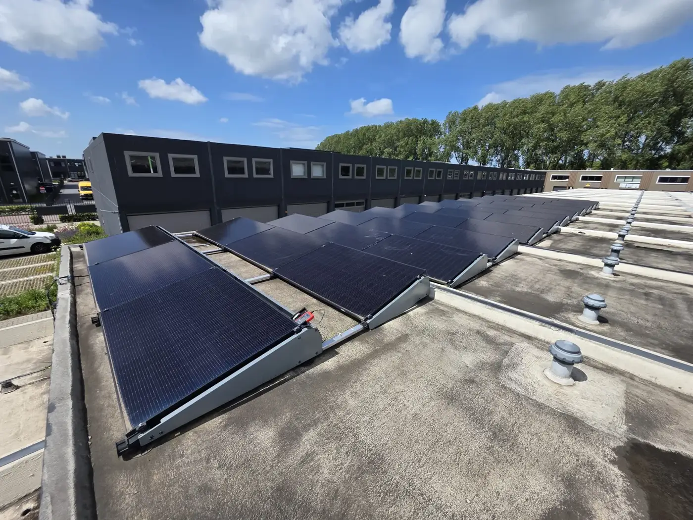 Zonnepanelen op het platte dak van een bedrijfsverzamelgebouw in Alphen aan den Rijn