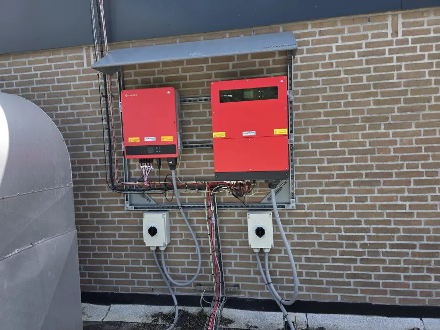 Bekabeling en railsysteem in nieuwe hoofdverdeler bij NEN 1010 oplevering