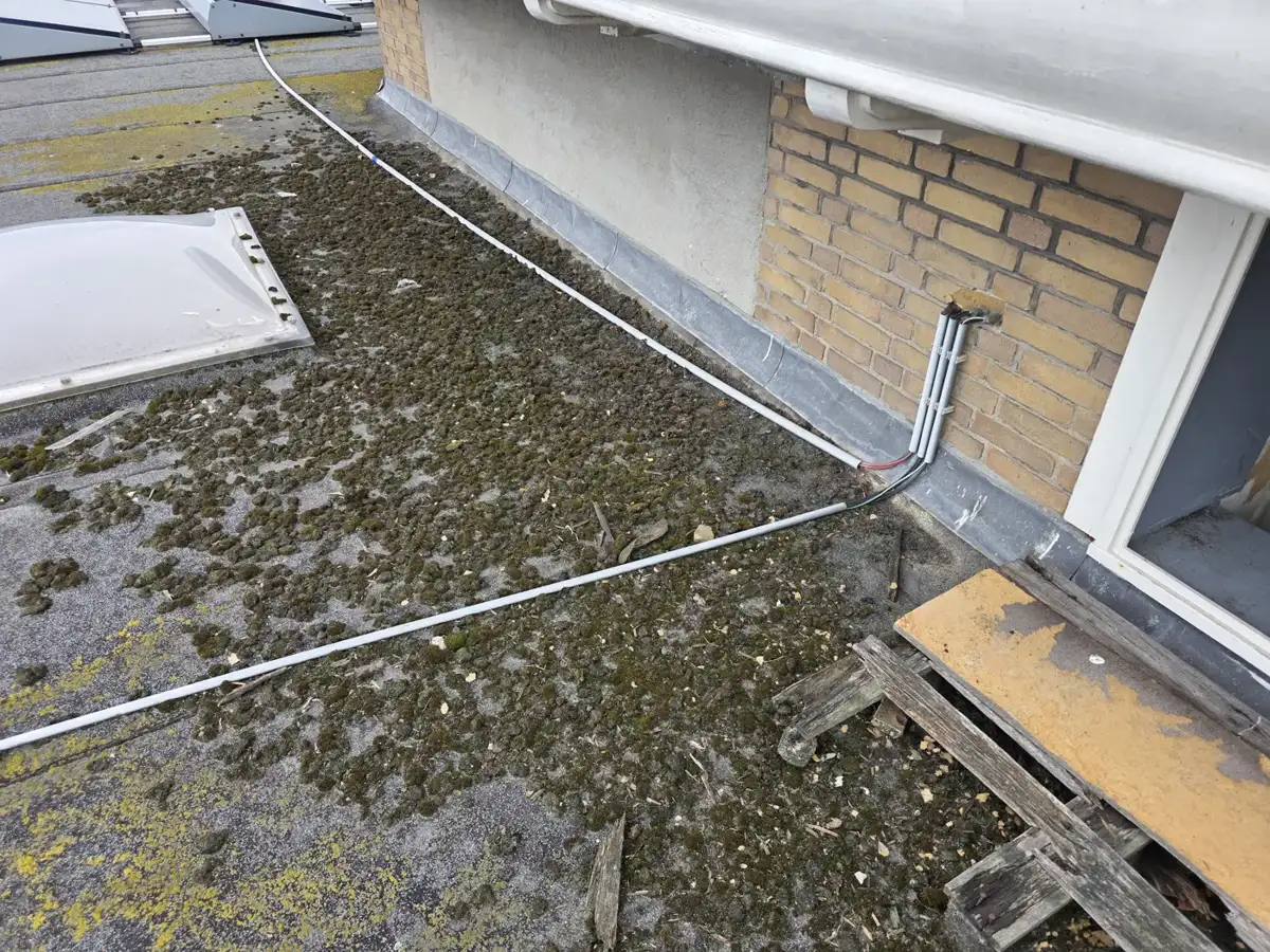 PV-kabel los over een plat dak vlakbij een lichtstraat
