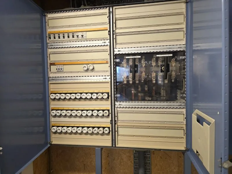 Geopende verdeelinrichting uit 1994 tijdens een gecombineerde Scope 10 keuring en NEN 3140 keuring bij een revalidatiecentrum in Rotterdam