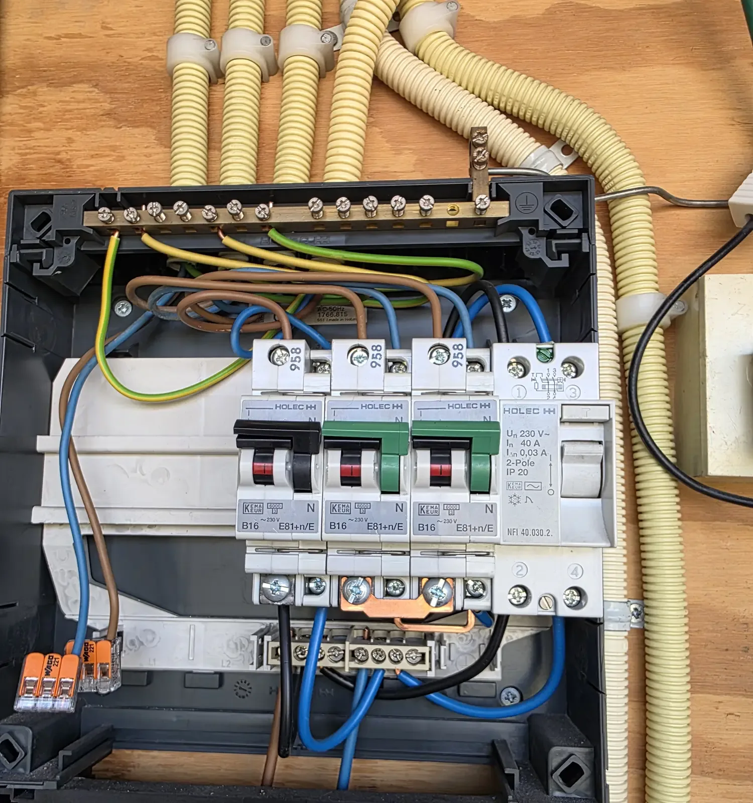 Groepenkast met drie groepen en een aardlekschakelaar, zonder hoofdschakelaar