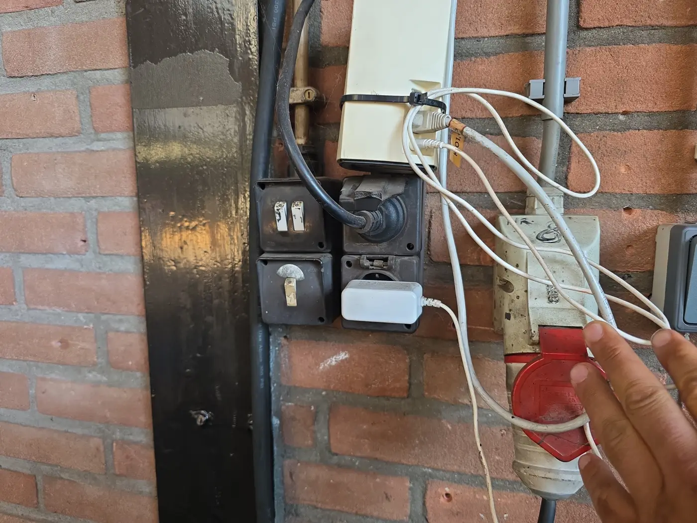 CEE-contactdoos en losse bekabeling in de werkplaats van een autobedrijf