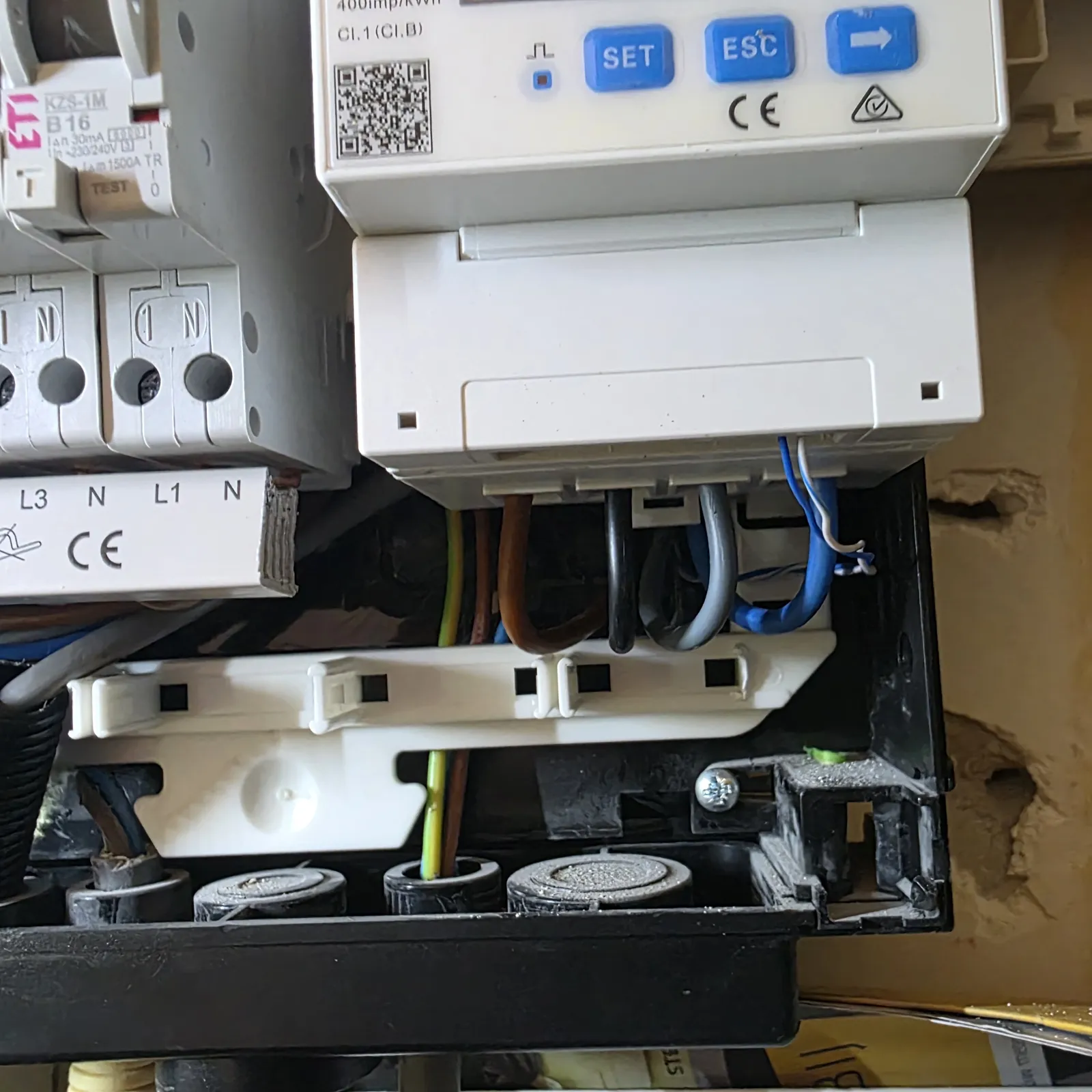 kWh-meter van een thuisbatterij die alleen aan de onderkant is aangesloten