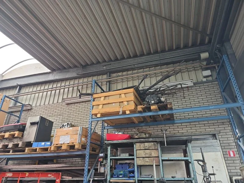 Opslagruimte met stellingen en open buisarmaturen in een logistiek pand in het Westland, beoordeeld tijdens een Scope 10 keuring